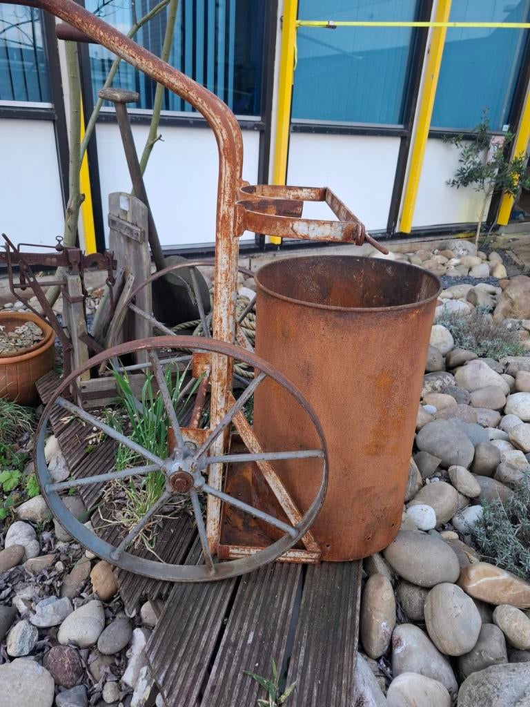 Antieke roestige kruiwagen - Decoratief tuinstuk, Ophalen