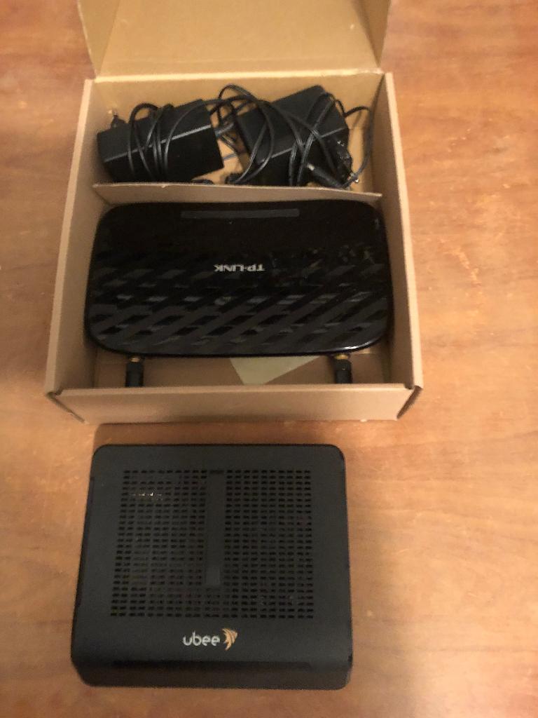 TP link router en UBEE moden, Ophalen of Verzenden, Zo goed als nieuw, Router met modem, TPLink