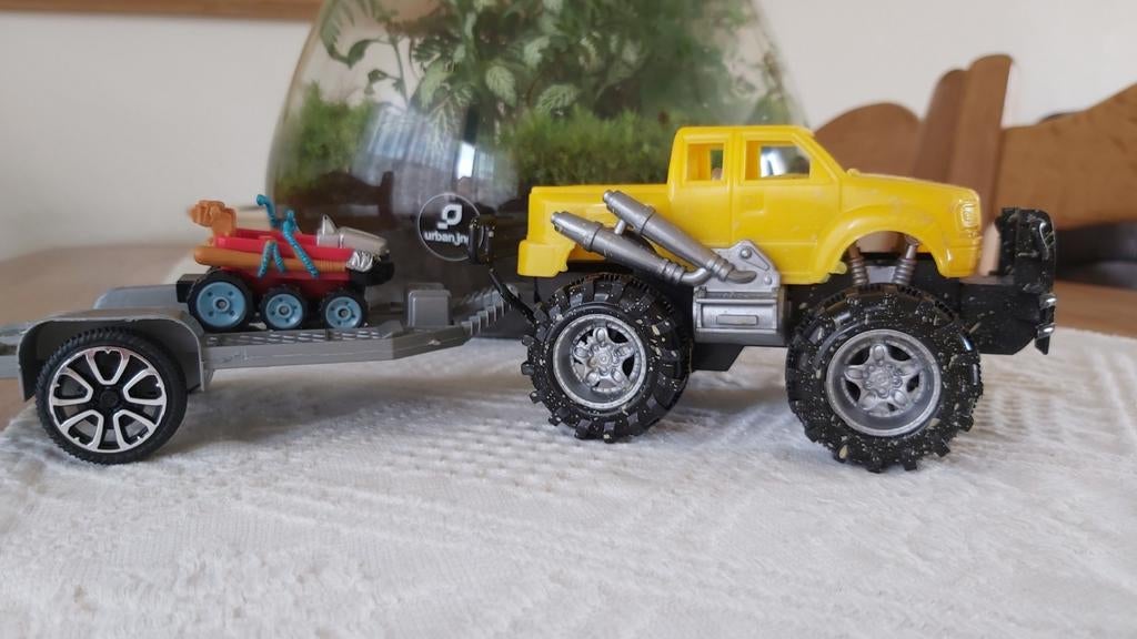 Gele monstertruck met aanhanger en quad speelgoedset, Kinderen en Baby's, Babykleding | Prematuur, Ophalen of Verzenden, Gebruikt