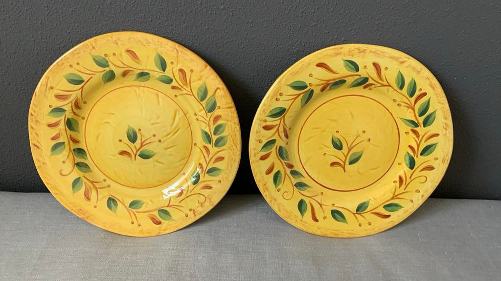 2 Nieuwe Grote Gele Porseleinen Borden met Bladmotief, Nieuw, Ophalen of Verzenden, Bord(en), Overige stijlen