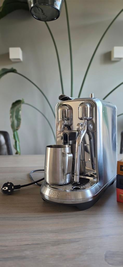 Nespresso koffiezetapparaat met melkopschuimer, Koffiepads en cups, Gebruikt, Koffiemachine, Ophalen of Verzenden