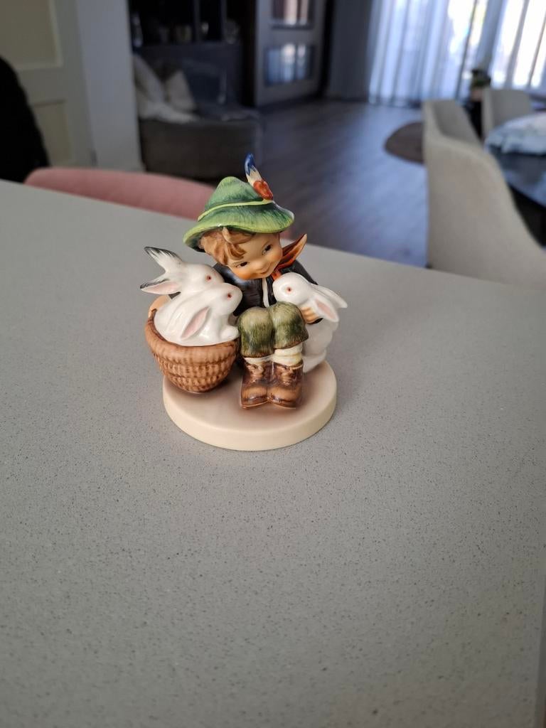 Goebel Hummel beeldje met jongen en konijnen, Ophalen of Verzenden