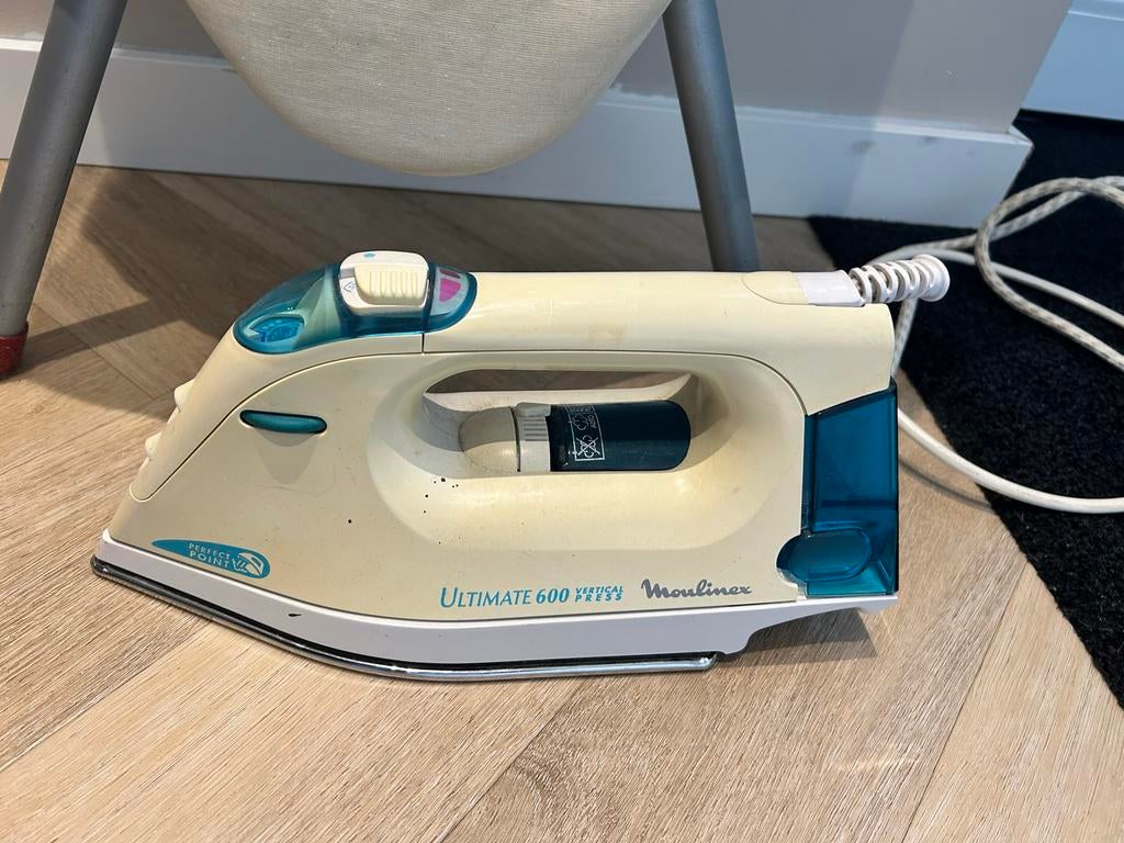 GRATIS Strijkijzer en strijkplank, Ophalen, Gebruikt, Strijkijzer met snoer