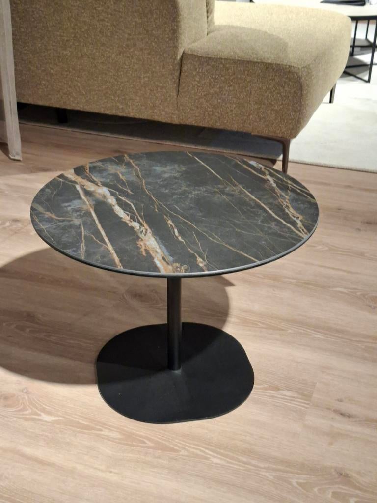 Showroommodel Montel Bijzettafel Lizz keramiek, Huis en Inrichting, Tafels | Bijzettafels, Minder dan 55 cm, Rond, Nieuw, Ophalen