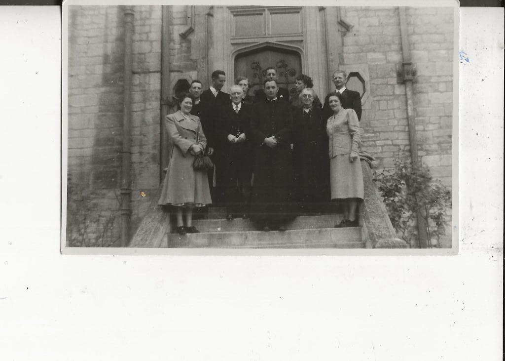 Westland Pastoor met Kerkbezoekers voor ingang Kerk, Ophalen of Verzenden, 1920 tot 1940, Ongelopen, Zuid-Holland