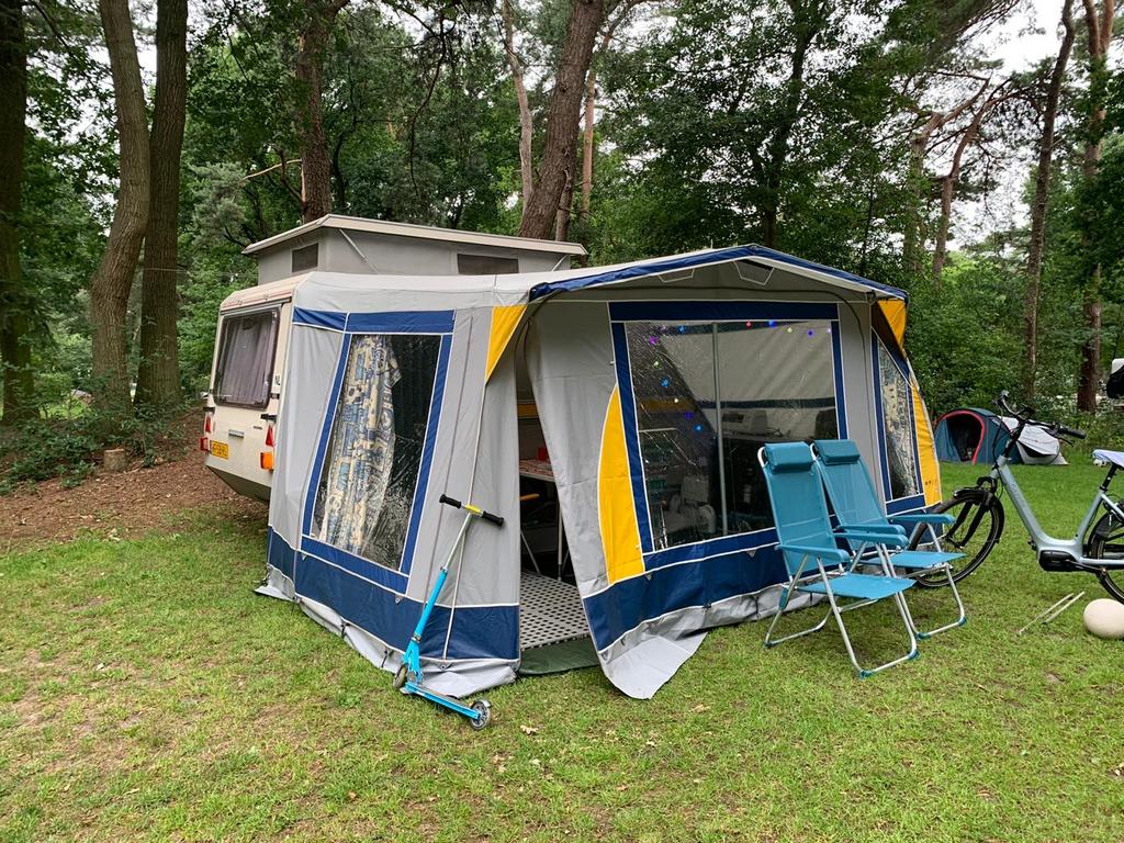 Kip Kompact 37 EK uit 1990 met 3 slaapplaatsen, Luifel, Kip, Omvormbare zithoek, Treinzit