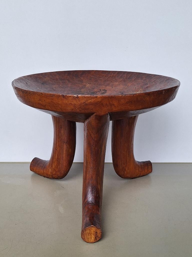 Afrikaanse houten driepoot stool kruk stoel h= 37cm d= 45cm, Ophalen