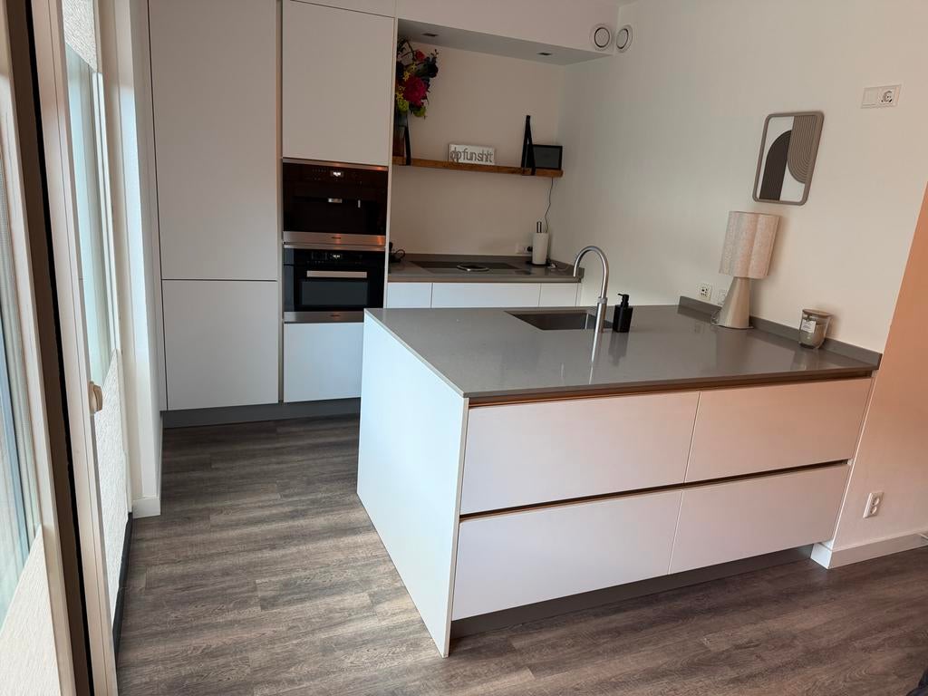 Moderne witte keuken met schiereiland en topapparatuur, Huis en Inrichting, Keuken | Complete keukens, Ophalen, Gebruikt, Wit