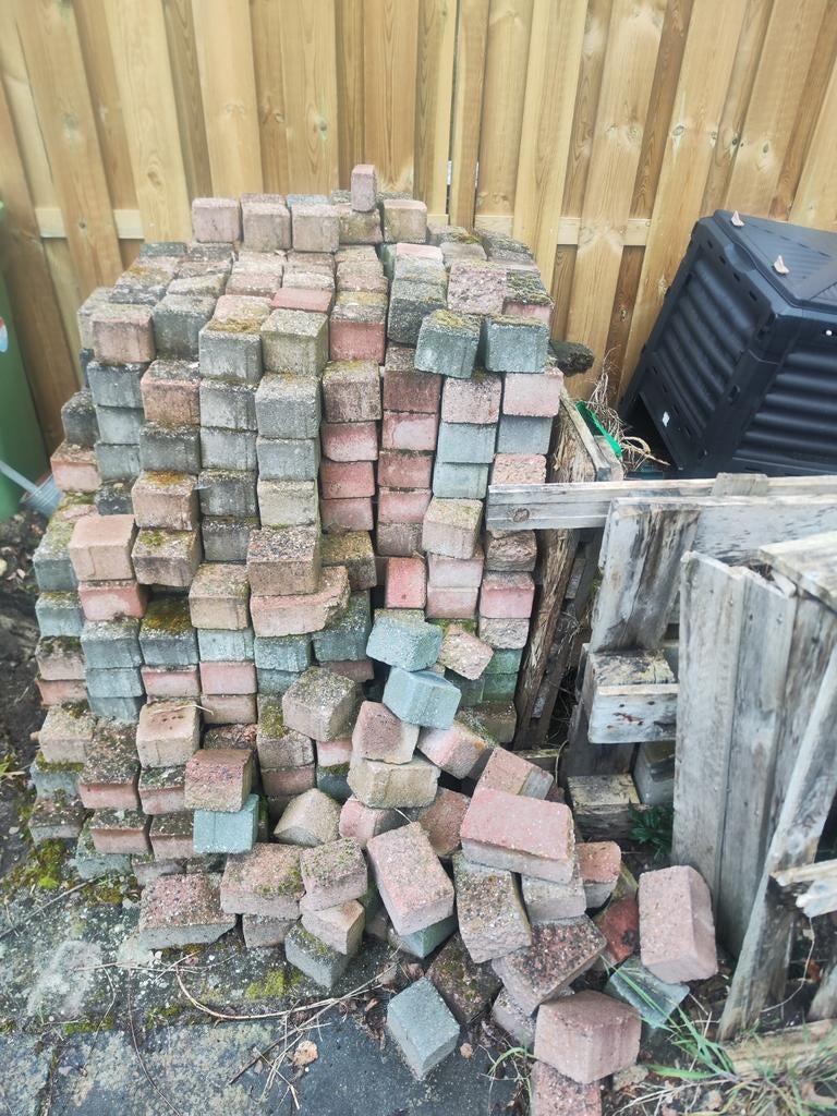 Rode en blauwe stenen voor tuin, Ophalen