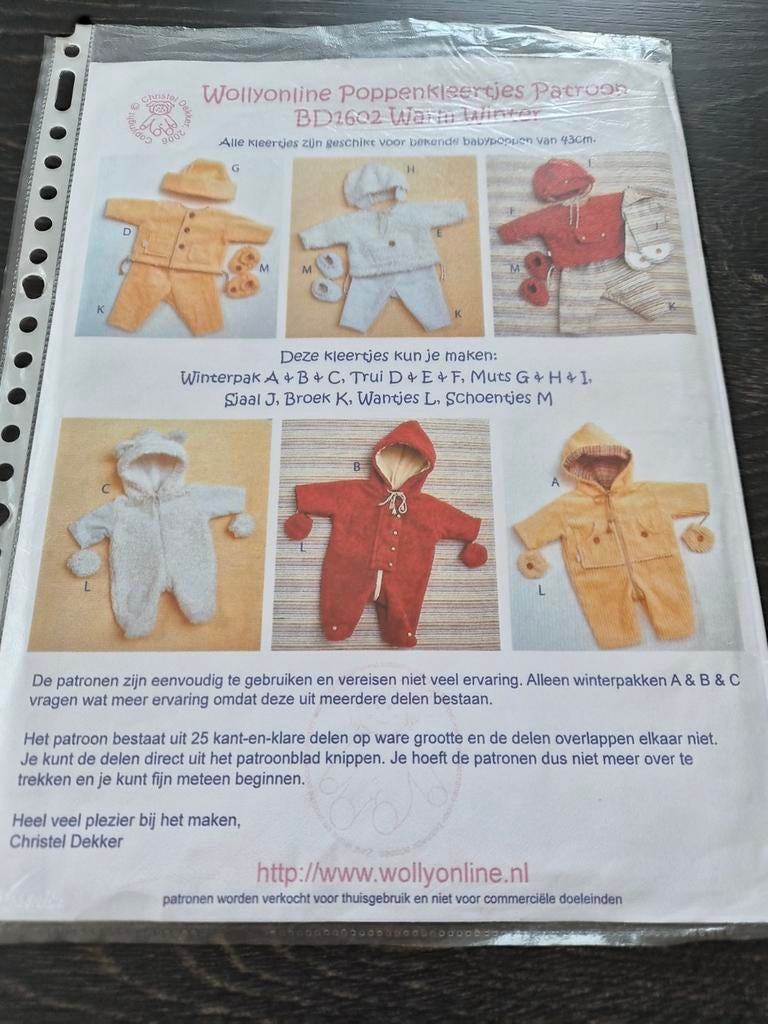 Wollyonline Poppenkleertjes Patroon BD1602 Warm in Winter, Hobby en Vrije tijd, Kledingpatronen, Zo goed als nieuw, Overige typen