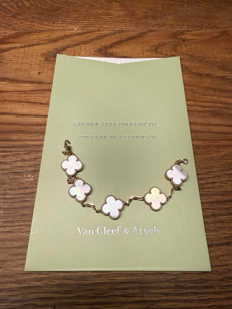 Van Cleef & Arpels Alhambra Armband Goud Parelmoer, Sieraden, Tassen en Uiterlijk, Armbanden, Zo goed als nieuw, Goud, Met edelsteen