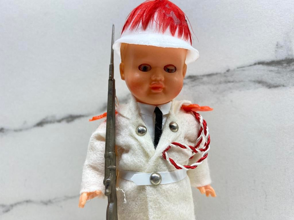 Vintage pop “paleiswachter” in Monaco jaren ‘60, Verzamelen, Poppen, Ophalen of Verzenden, Zo goed als nieuw, Pop