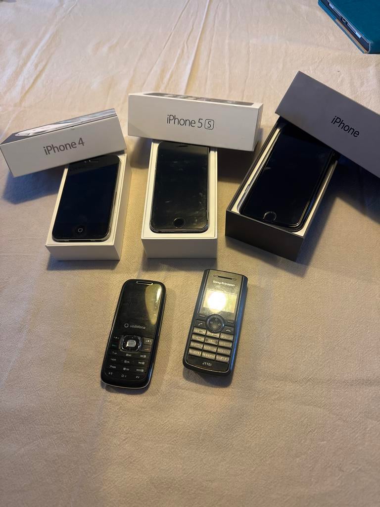 Partij oude telefoons: iPhone 8, 5s, 4, Sony Ericsson, Sagem, Telecommunicatie, Mobiele telefoons | Apple iPhone, Ophalen, Gebruikt