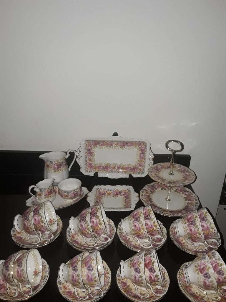 Royal albert Serena, Antiek en Kunst, Verzenden