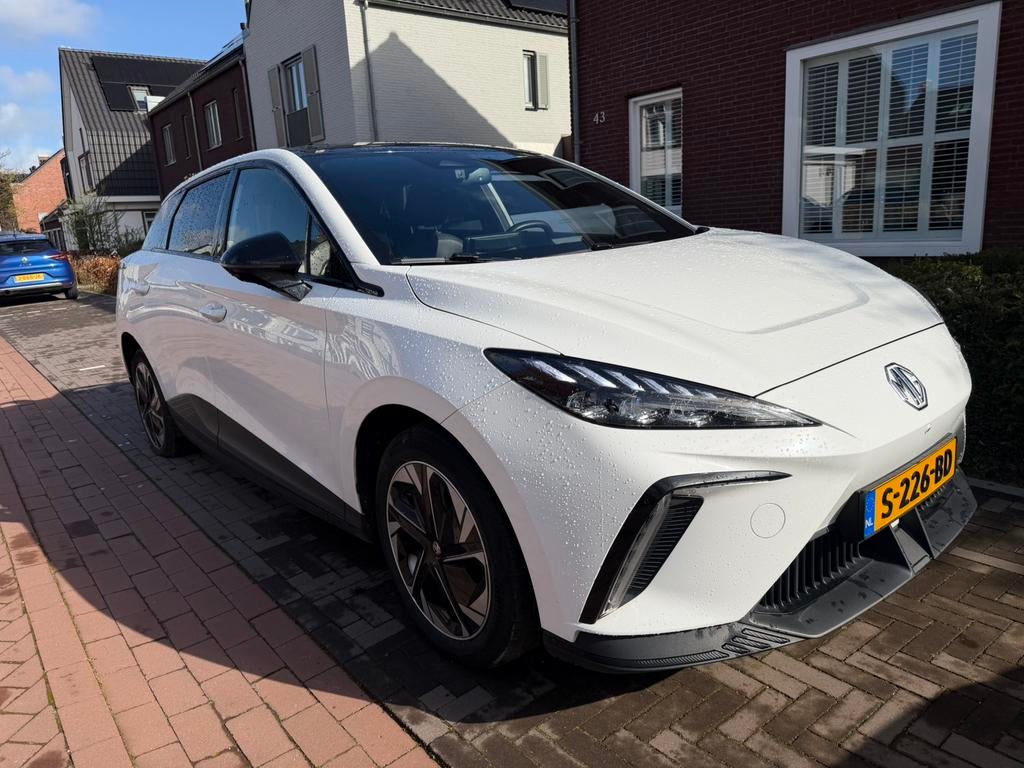MG4 Luxury | warmtepomp | 64kWh 94%SOH 204pk, Auto's, 24 min, Wit, Origineel Nederlands, Elektrisch