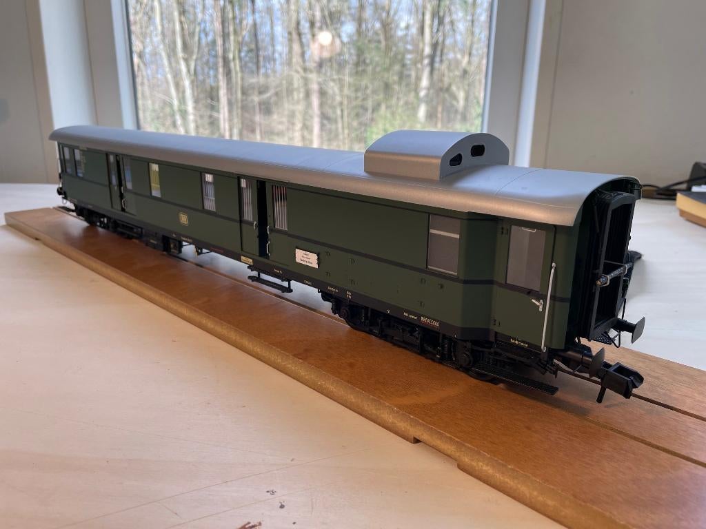 KM1 vier-assige Packwagen Pw4ü-36 ( D4 üe ) DB tijdperk III, Hobby en Vrije tijd, Modeltreinen | Overige schalen, Ophalen, Gelijkstroom of Wisselstroom