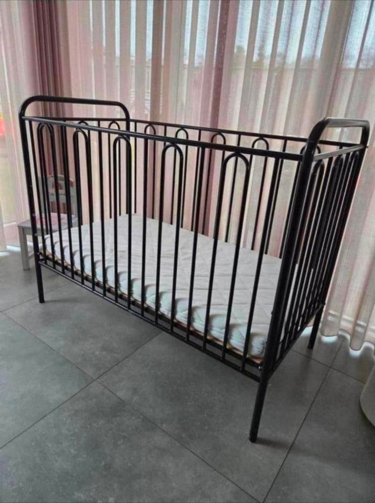 Zwart metalen ledikant met matras, Ophalen