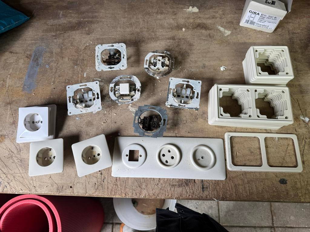 Gira afdekramen en diverse elektriciteitsmaterialen, Ophalen of Verzenden, Gebruikt, Overige typen