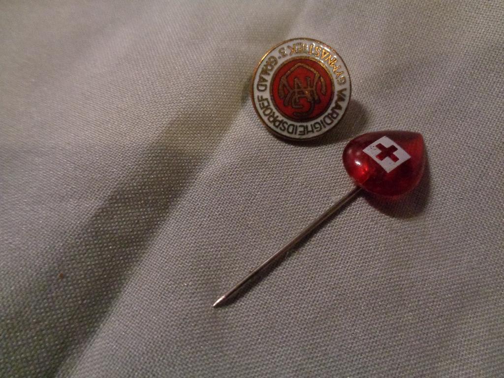 2 speltjes van het rode kruis nr br 0261, Ophalen of Verzenden, Overige onderwerpen, Speldje of Pin