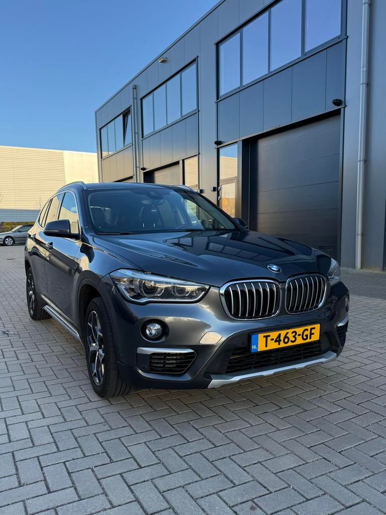 BMW X1 Sdrive18i high executive Aut  VOL OPTIES!, 136 pk, Zwart, 75 €/maand, 3 cilinders