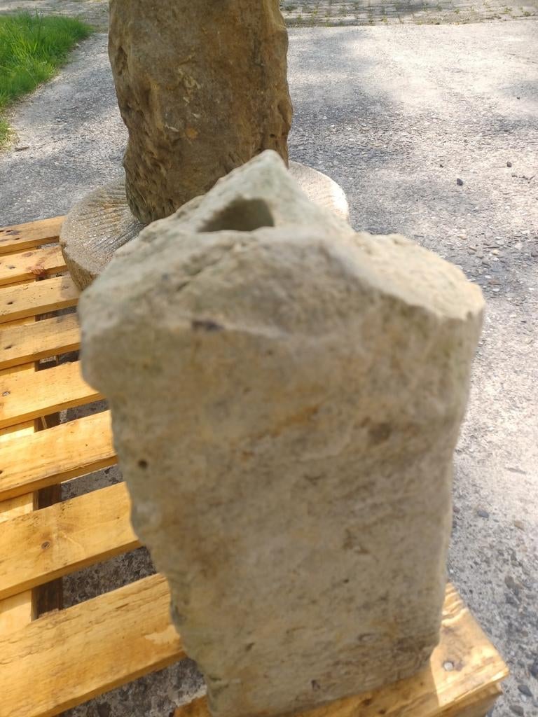 Zandsteen waterornament met gat voor stromend water, Ophalen, Gebruikt, Graniet, Waterornament