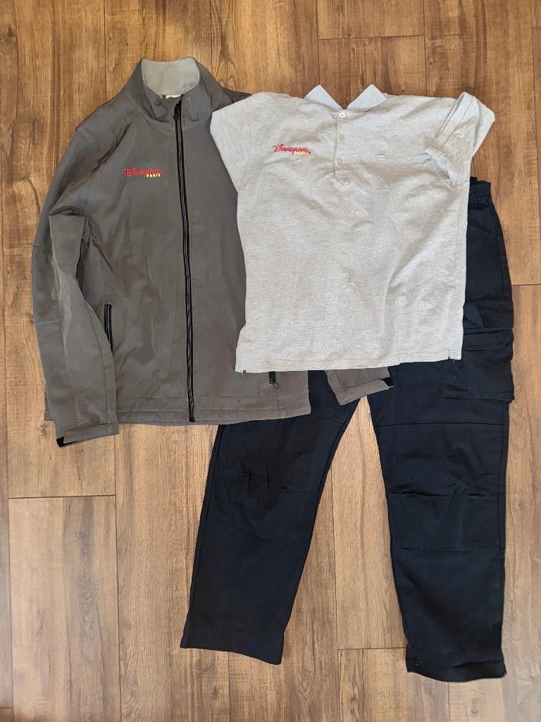 Disneyland Parijs Cast Member Set (Jas - Broek - 2x Polo), Verzenden, Mickey Mouse, Gebruikt, Kleding of Textiel