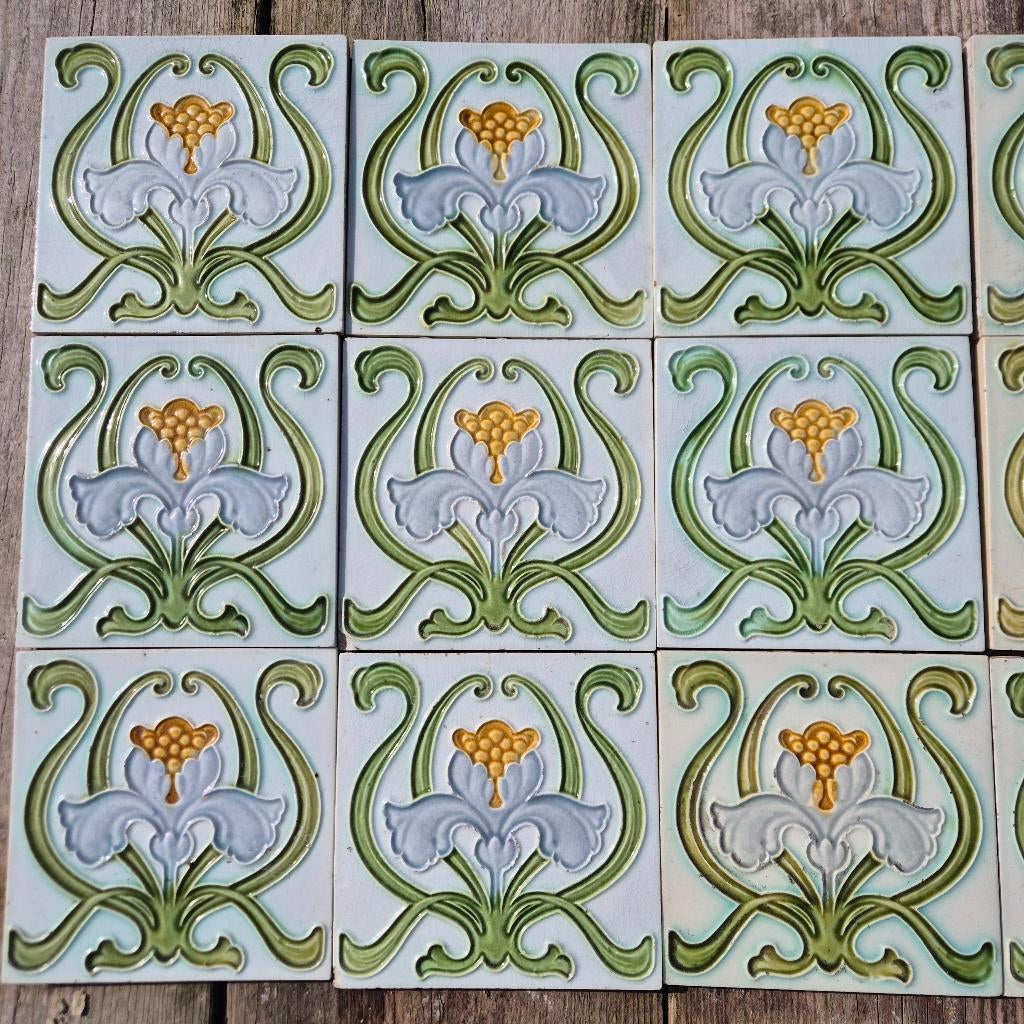 16 jugendstil wandtegels, decor in relief bloem Iris, Ophalen