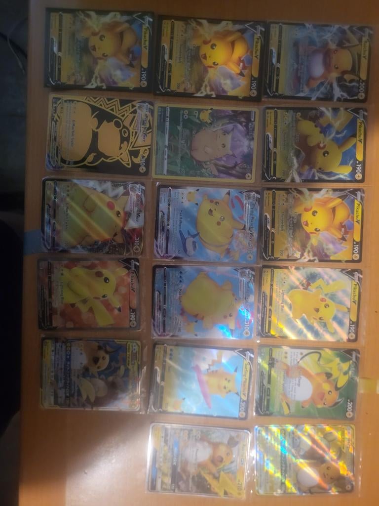 Pikachu/raixhu v,vmax,gx, Ophalen of Verzenden, Zo goed als nieuw, Meerdere kaarten, Foil
