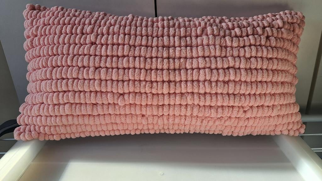 Langwerpig gebreid lichtroze kussen, Ophalen of Verzenden, Zo goed als nieuw, Rechthoekig