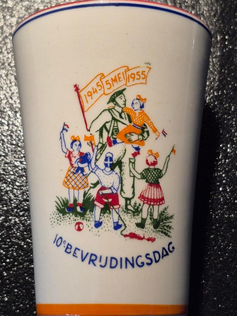 Herdenkingsbeker 10e Bevrijdingsdag 1955 Petrus Regout, Verzamelen, Efteling, Gebruikt, Gebruiksvoorwerp, Ophalen of Verzenden