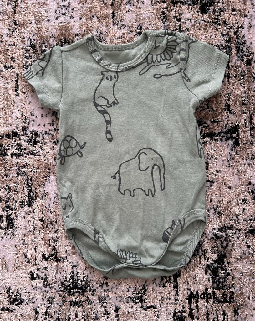 Groene baby romper met dierenprint maat 62 korte mouwen, Ophalen of Verzenden, Zo goed als nieuw, Jongetje of Meisje, Pakje