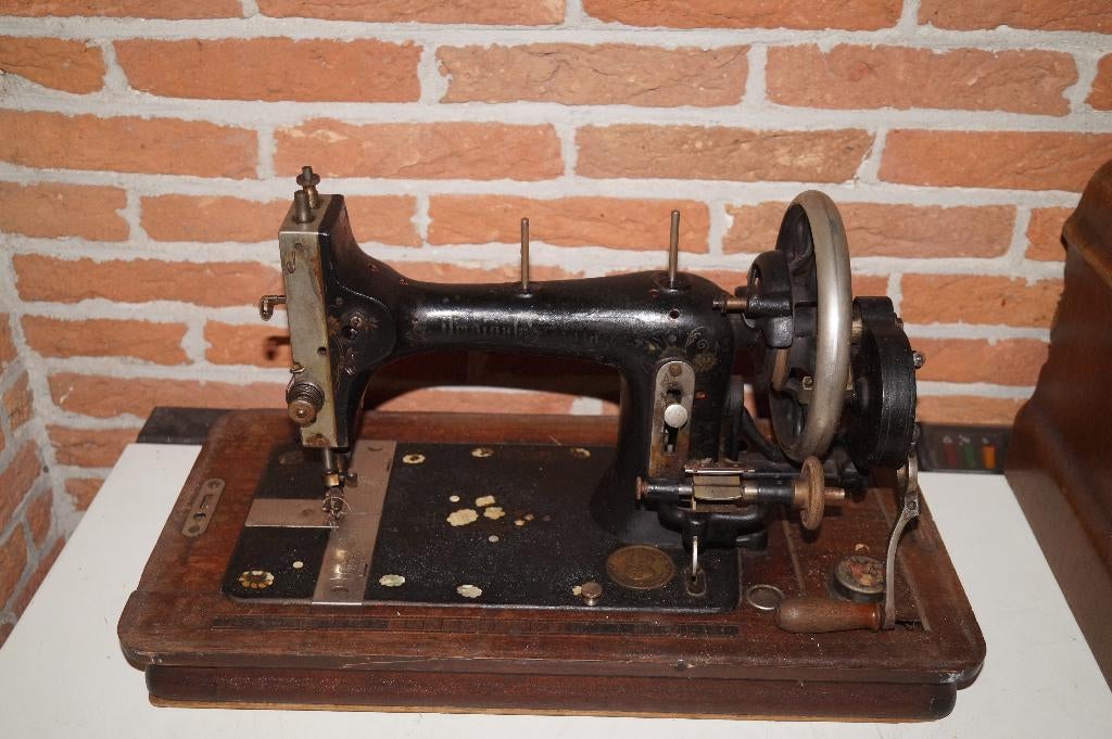 prachtige, antieke handnaaimachine Original Victoria, Ophalen of Verzenden