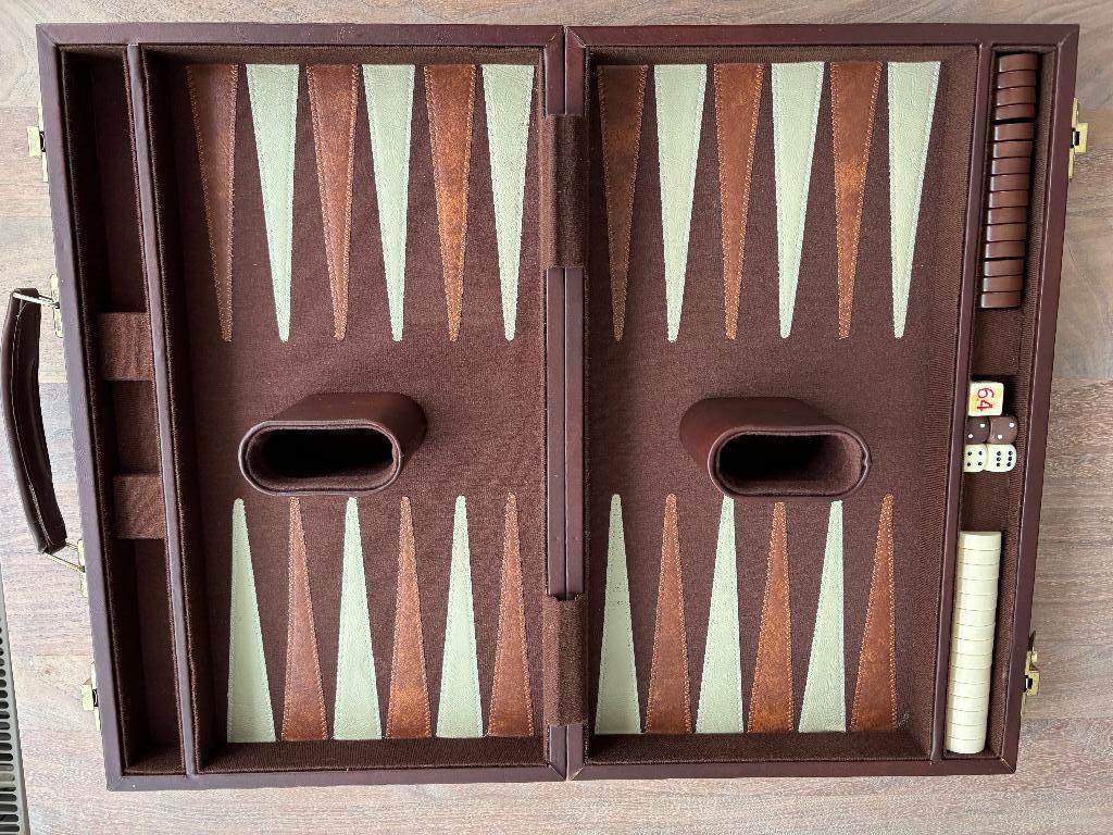Spelen: backgammon,schaken en dammen in een mooie koffer, Hobby en Vrije tijd, Gezelschapsspellen | Bordspellen, Vijf spelers of meer