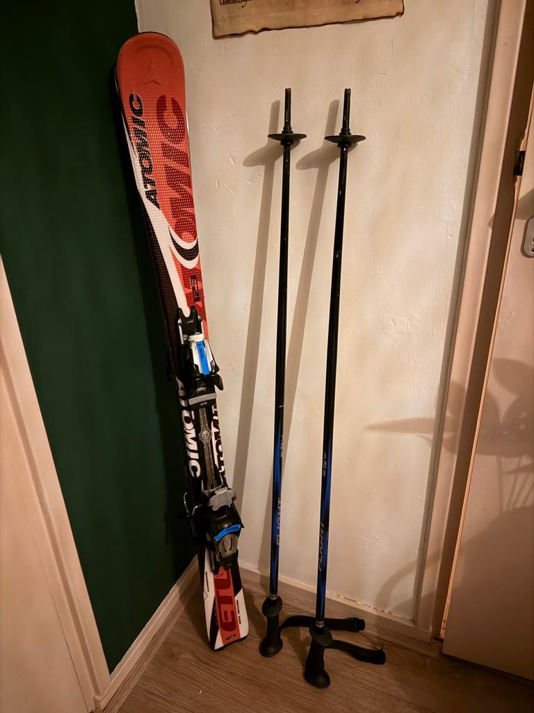 Atomic Ski's met Stokken, 160 tot 180 cm, Gebruikt, Ophalen of Verzenden, Carve