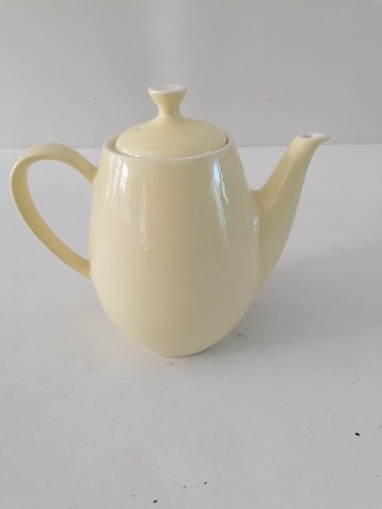pastelgele regout thee/koffiepot, Ophalen of Verzenden, Aardewerk, Overige stijlen, Overige typen