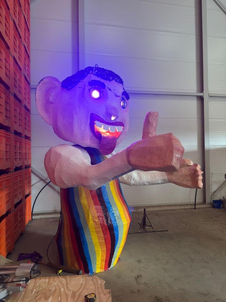 Grote pop voor carnavalswagen, Ophalen