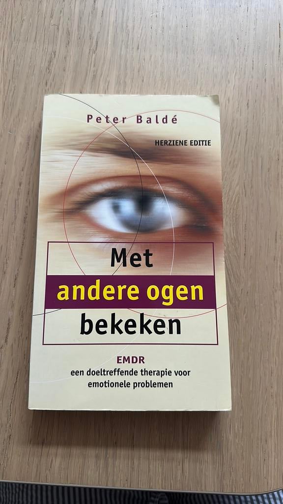 P. Balde - Met andere ogen bekeken, Ophalen of Verzenden, Zo goed als nieuw, P. Balde