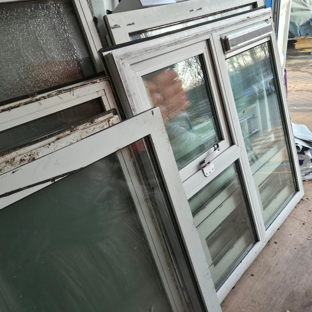 Partij kunststof kozijnen met dubbelglas, diverse maten, Doe-het-zelf en Verbouw, Kozijnen en Schuifpuien, Gebruikt, Raamkozijn