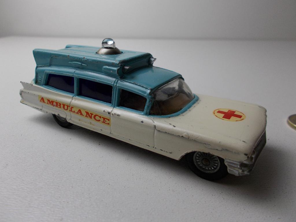 1965 Corgi Toys 437 SUPERIOR AMBULANCE ON CADILLAC CHASSIS., Ophalen of Verzenden, Zo goed als nieuw, Auto, Corgi