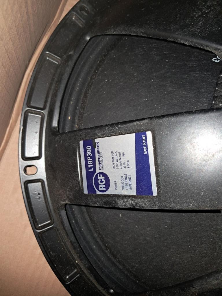 Speakers te koop rcf l18p-300 - 2000watt, Ophalen of Verzenden, Zo goed als nieuw