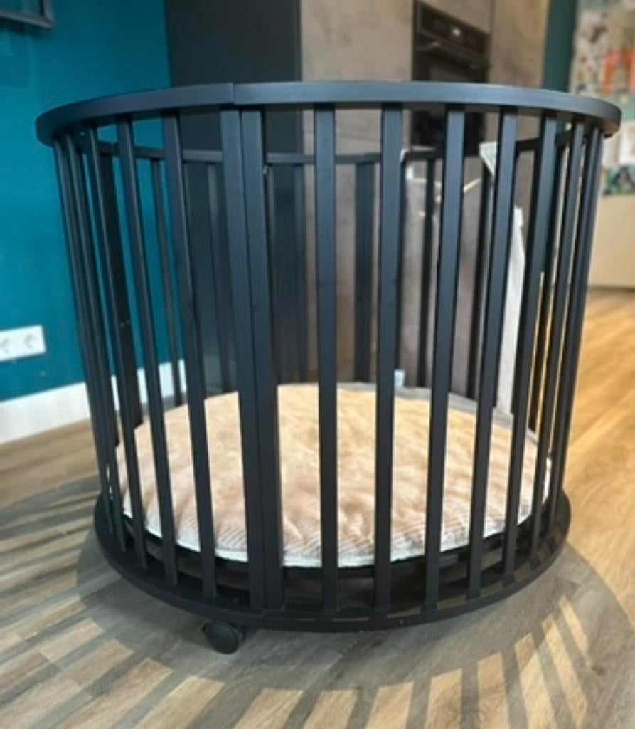 Europe baby box circa 2 met mobiel en Koeka boxkleed en -zak, Kinderen en Baby's, Boxen, Ophalen, Zo goed als nieuw, Rond, Boxkleed