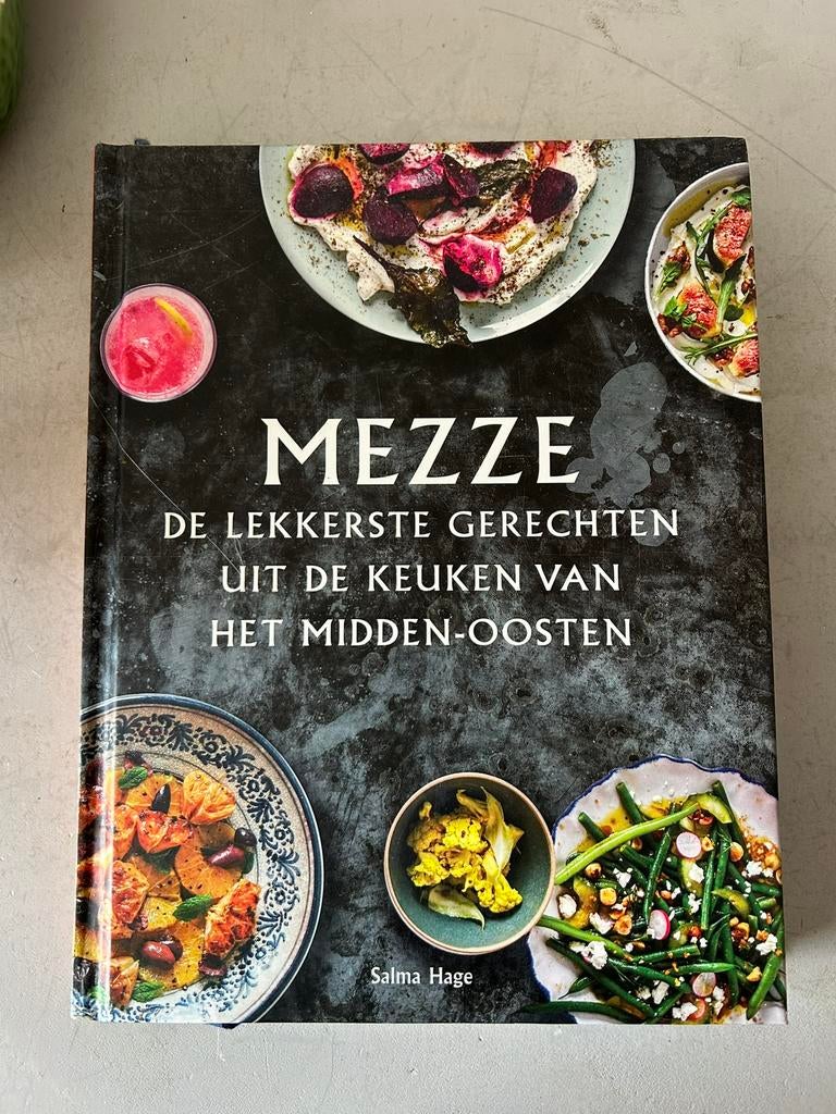 kookboek Mezze van Salma Hage, eerste druk uit 2018., Ophalen of Verzenden, Zo goed als nieuw, Azië en Oosters