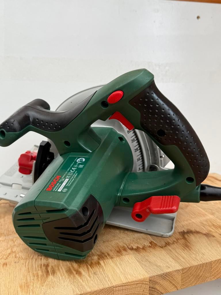 BOSCH PKS 55 A cirkelzaag, Doe-het-zelf en Verbouw, Gereedschap | Schuurmachines, Ophalen of Verzenden, Zo goed als nieuw, 1200 watt of meer
