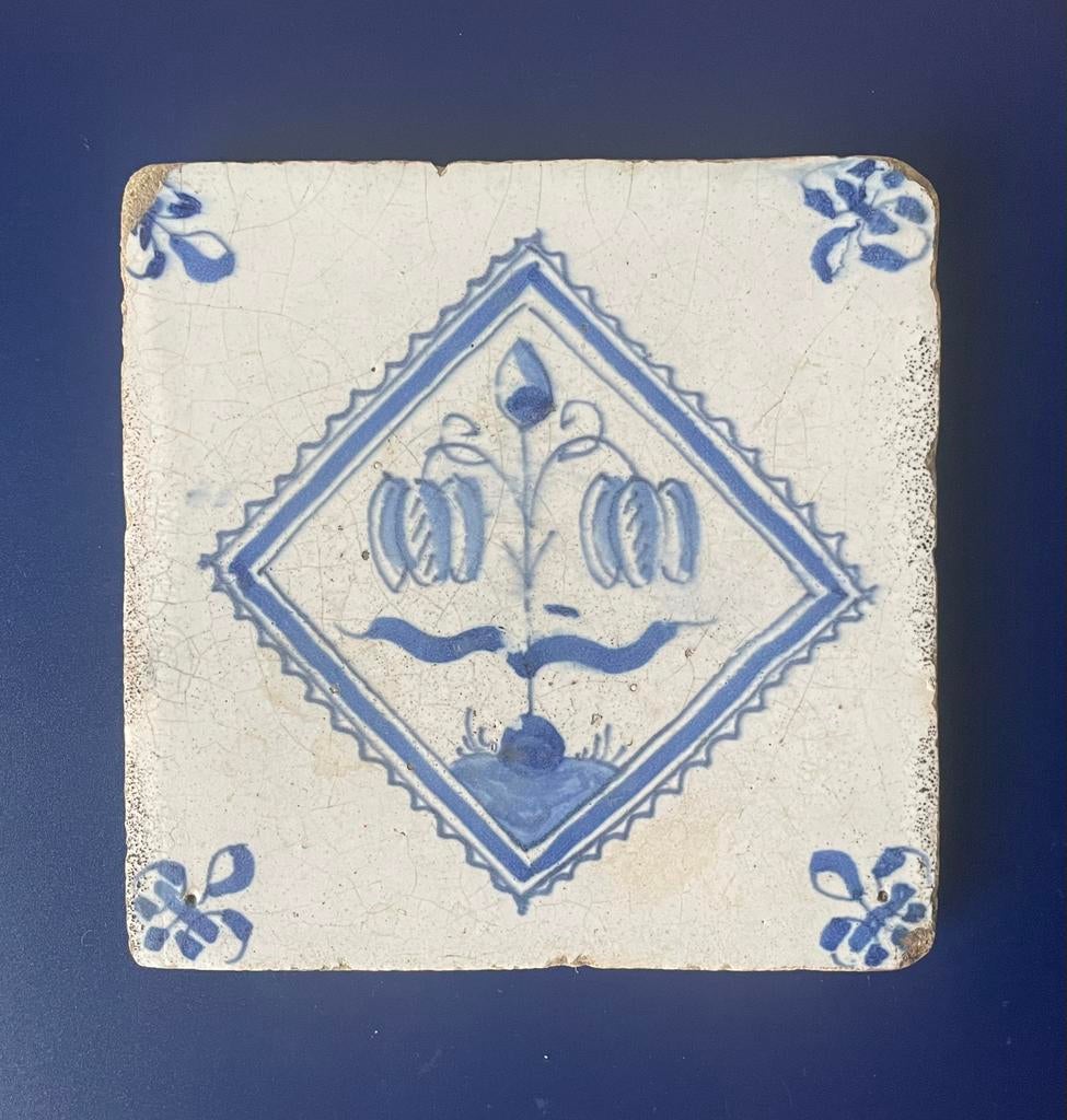 Antieke tegel ca. 1625 met een tulp. Antique tulip tile, Antiek en Kunst, Antiek | Wandborden en Tegels, Ophalen of Verzenden