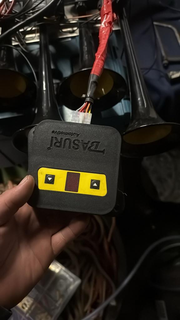 Basuri 4.0 Compleet Luchthoorn Set - 10L Tank & 12V Compress, Auto-onderdelen, Elektronica en Kabels, Universele onderdelen, Gebruikt