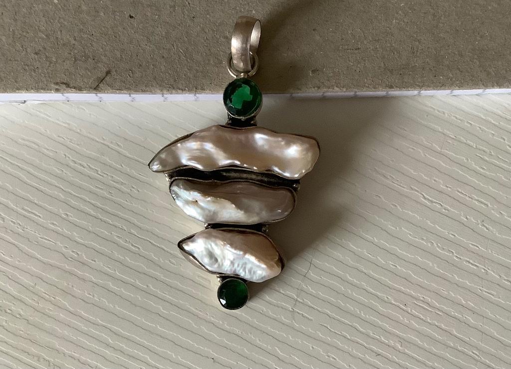 Zilveren(925)hanger:3 zoetwaterparels & smaragdgroene stenen, Nieuw, Ophalen of Verzenden, Met parel, Zilver