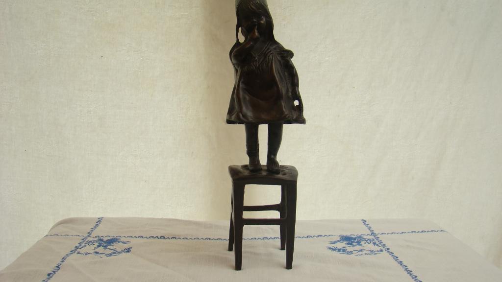 Meisje staan op een stoel ( Brons, Antiek en Kunst, Ophalen of Verzenden