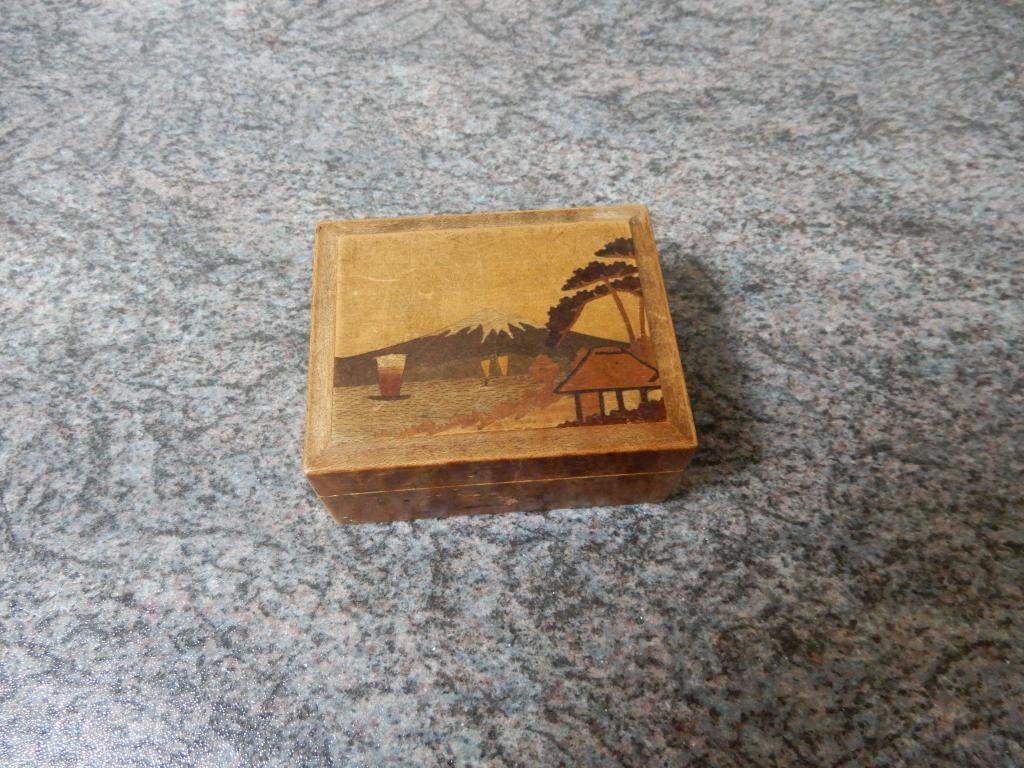 Postzegeldoosje uit Azië, 2 vakjes, handbeschilderd, Ophalen of Verzenden, Zo goed als nieuw