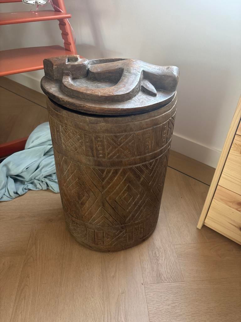 Handgemaakte houten ton met deksel uit Nepal, Ophalen