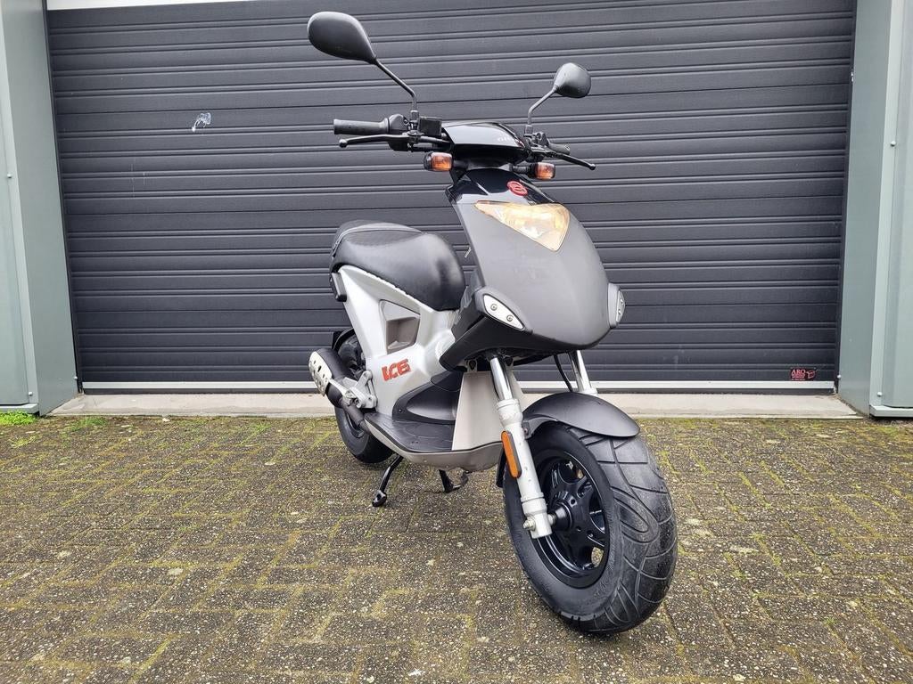 GILERA ICE 2T 50CC BROM / NL KENTEKEN BJ 2001 ZWART 9300KM, Fietsen en Brommers, GILERA, Onbekend, Zo goed als nieuw, Onbekend